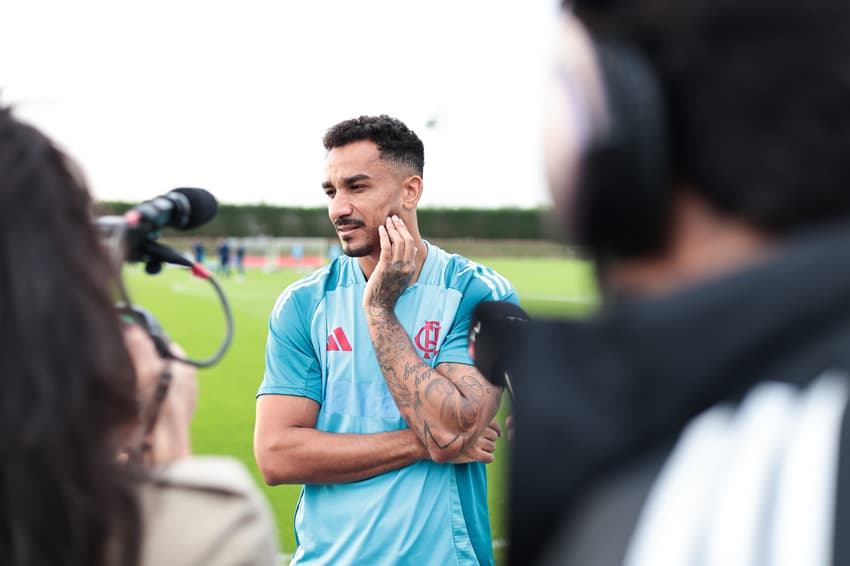 Danilo conversa com a imprensa em último treino antes do jogo contra o PSG (Foto: Gilvan de Souza / Flamengo)
