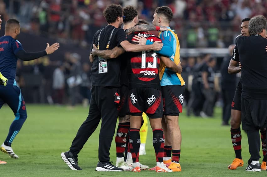 Danilo é abraçado por Léo Ortiz e mais companheiros em comemoração do título da Libertadores (Foto: Crizam Fransã / Photo Premium / Gazeta Press) <br>