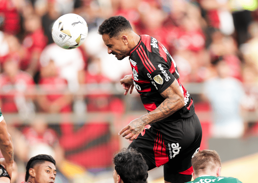 Danilo sobe para desviar de cabeça contra o Palmeiras na final da Libertadores (Foto: Gilvan de Souza / Flamengo)