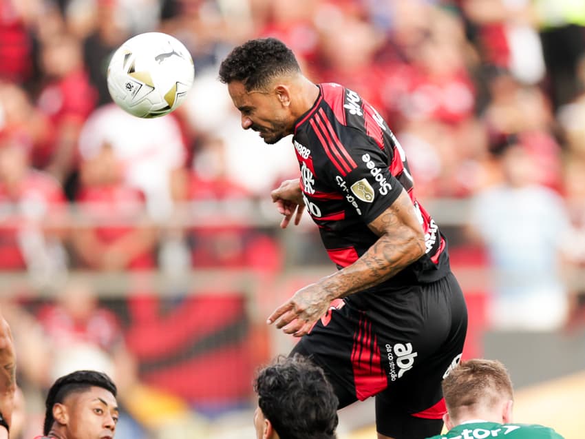Danilo sobe para desviar de cabeça contra o Palmeiras na final da Libertadores (Foto: Gilvan de Souza / Flamengo)