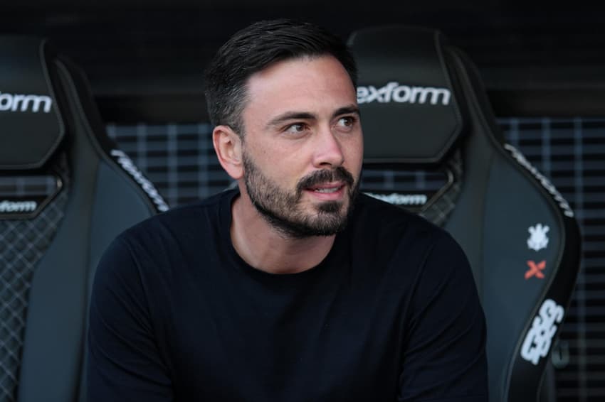 Davide Ancelotti sentado no banco de reservas em jogo contra o Corinthians (Foto: Peter Leone / O Fotográfico / Gazeta Press)