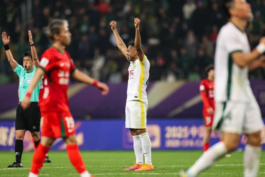 Dawhan comemora título do Beijing Guoan, da China (Foto: Divulgação)