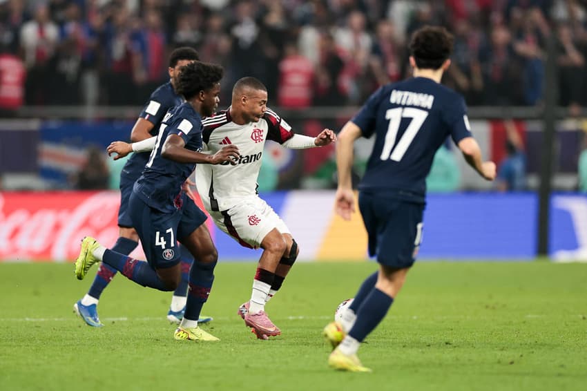 De La Cruz, do Flamengo, é perseguido por jogadores do PSG na final da Copa Intercontinental (Foto: Gilvan de Souza/Flamengo)