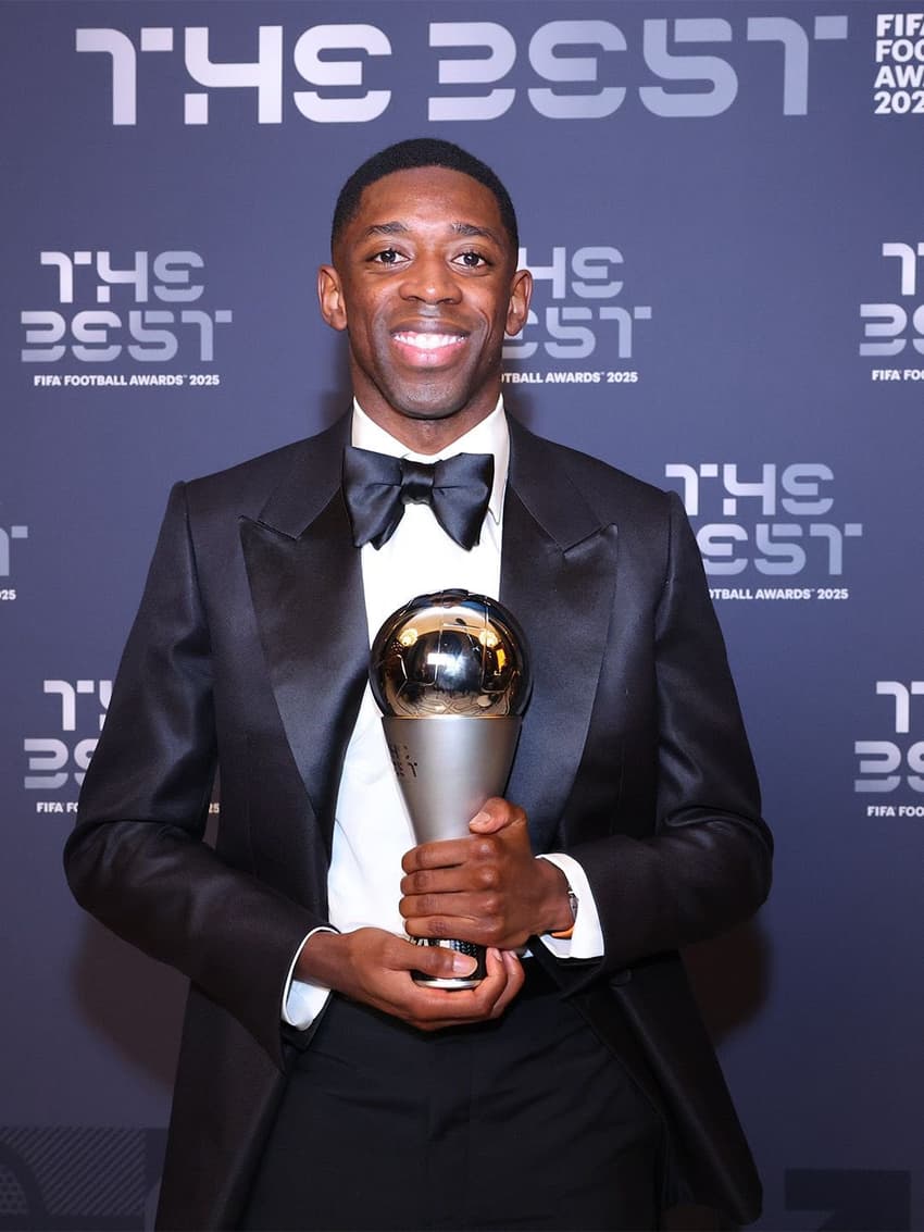 Dembélé com o prêmio FIFA The Best (Foto: Reprodução/X)