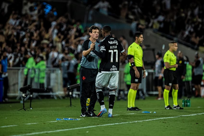 Fernando Diniz conversa com Rayan durante Vasco x Fluminense (Foto: Affonso Andrade / Agência F8 / Gazeta Press)