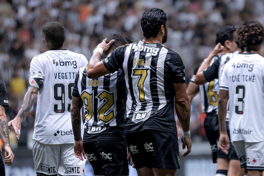 Dudu e Hulk em Atlético x Vasco (Foto: Luan Martins/ GazetaPress)