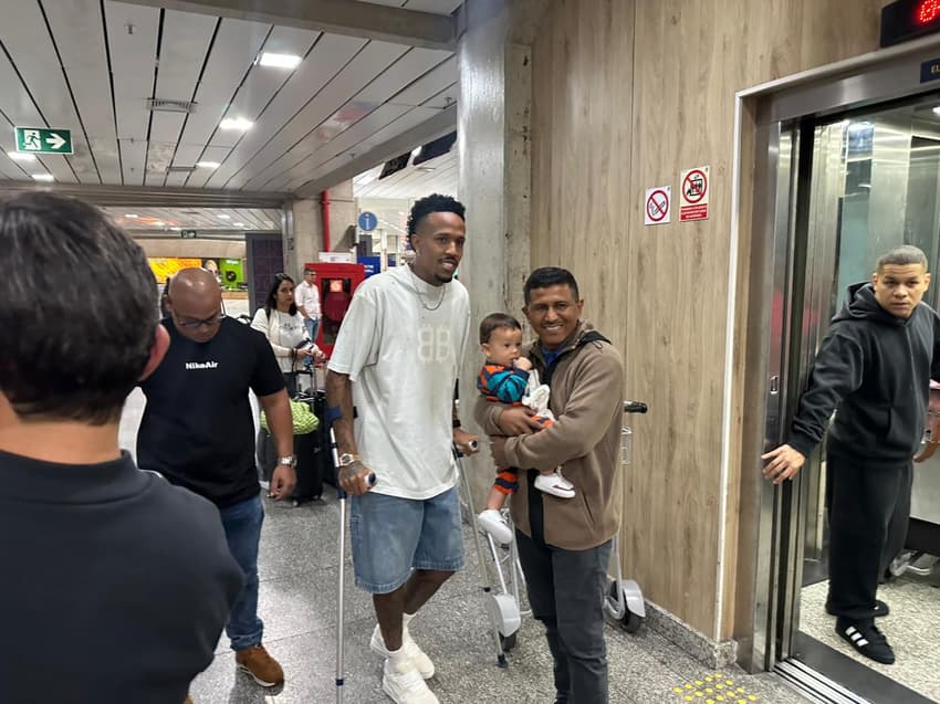 Éder Militão desembarcando de muletas no Rio de Janeiro (Foto: Lucas Bayer/Lance!)
