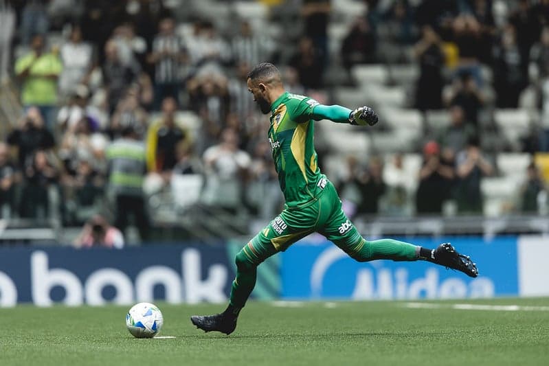 Éverson na classificação do Atlético diante do Bucaramanga (Foto: Pedro Souza / Atlético)
