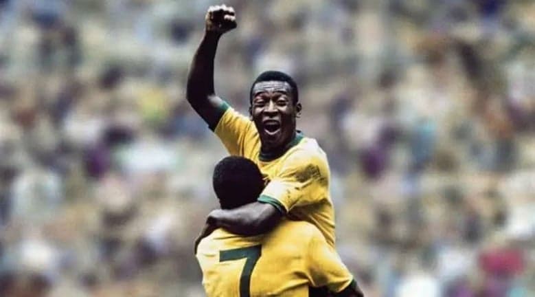 Pelé e Jairzinho comemoram gol pela Seleção Brasileira. (Foto: Divulgação FIFA)