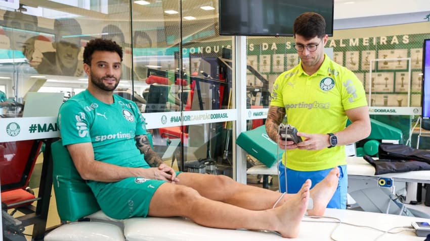 Felipe Anderson, um dos quatro atletas lesionados do Palmeiras, durante tratamento com membros do Núcleo de Saúde e Performance (NSP) (Foto: Fabio Menotti/Palmeiras/by Canon)