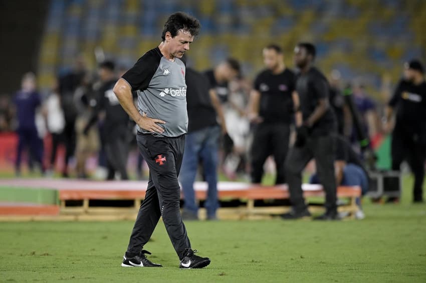 Fernando Diniz olha para baixo após fim da decisão da Copa do Brasil entre Vasco e Corinthians (Foto: Alexandre Loureiro / AGIF / Gazeta Press)