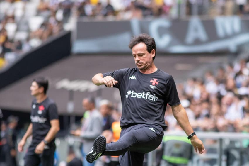 Fernando Diniz durante Atlético-MG 5 x 0 Vasco (Foto: Fernando Moreno/Agif/Gazeta Press)