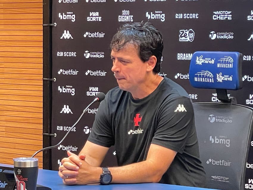 Fernando Diniz fala em coletiva de imprensa após derrota do Vasco (Foto: Pedro Cobalea / Lance!)