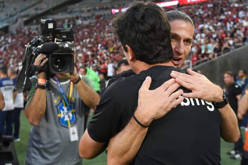 Filipe Luís e Fernando Diniz se cumprimentam durante Vasco x Flamengo (Foto: Dhavid Normando/Código 19/Gazeta Press)