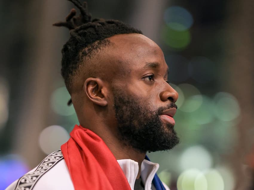 Fiston Mayele, artilheiro do Pyramids e do Mundial, chega no Catar para jogo contra o Flamengo