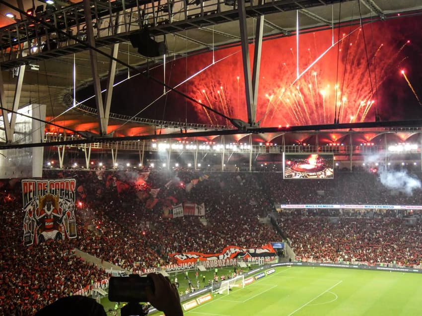 Torcida do Flamengo faz linda festa antes da bola rolar no Maracanã (Foto: Lucas Bayer / Lance!)