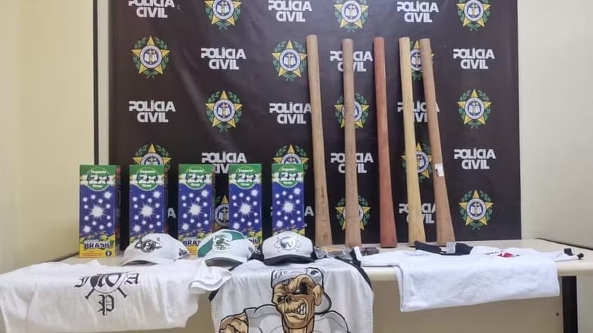 Itens apreendidos na casa de um integrante da Força Jovem do Vasco antes do jogo contra o Fluminense pela Copa do Brasil