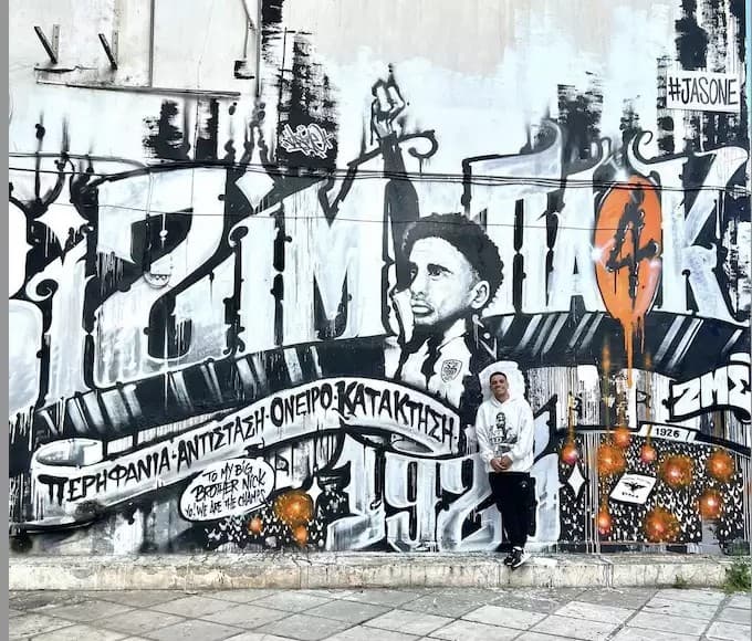 Taison junto a grafite em sua homenagem