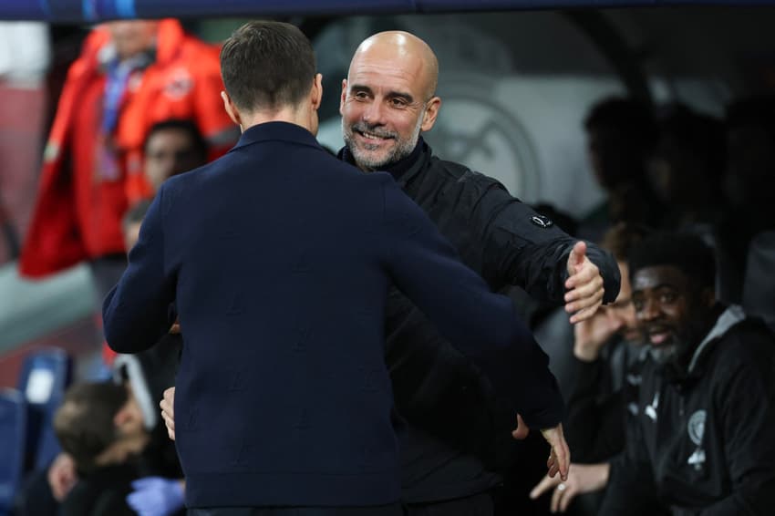 Guardiola abraça Xabi Alonso no confronto entre Real Madrid e Manchester City, pela Champions League