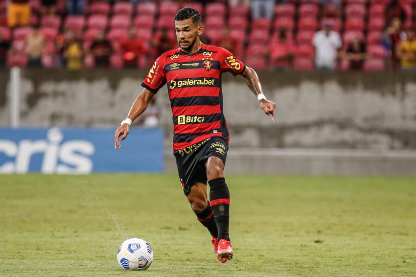 Gustavo movimenta o mercado da bola