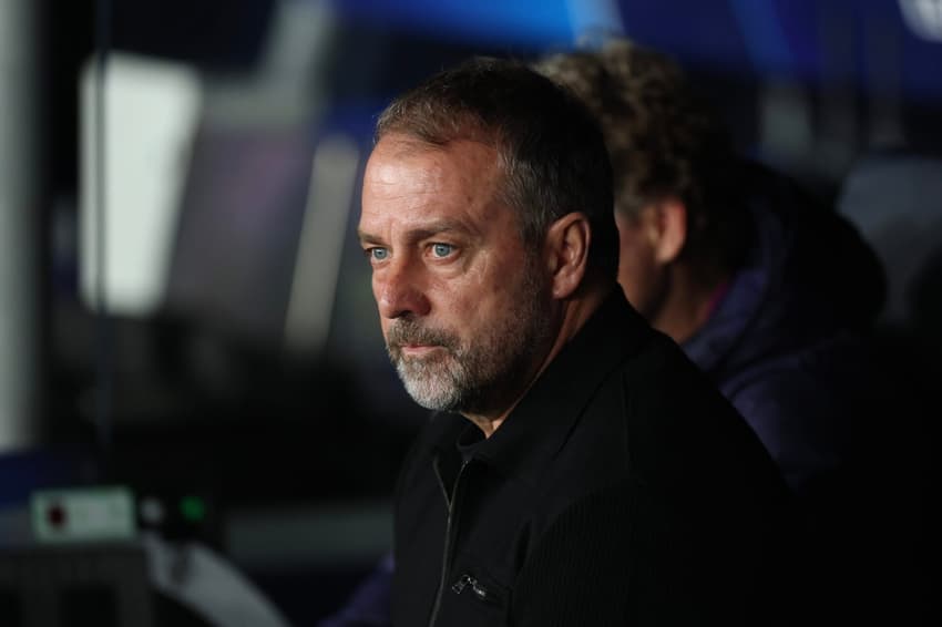 Hansi-Flick observa duelo entre Barcelona e Frankfurt, pela Champions League