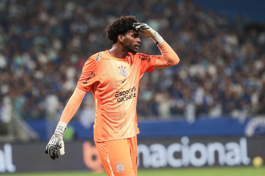 Hugo Souza em Cruzeiro x Corinthians pela semifinal da Copa do Brasil