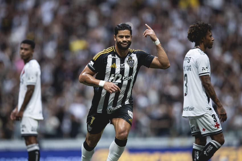 Hulk marca golaço de falta para o Atlético contra o Vasco (Foto: Pedro Souza / Atlético)