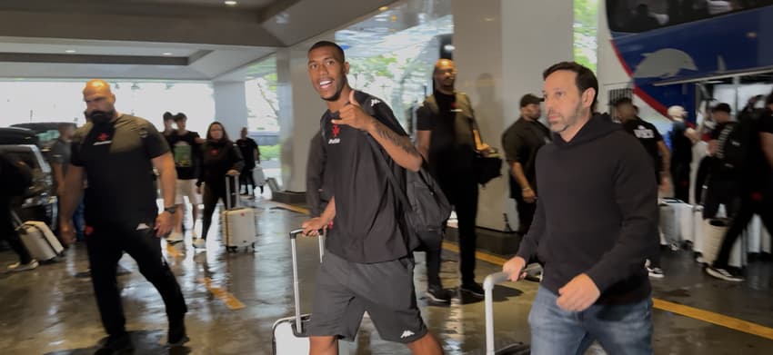 Rayan, do Vasco, chegando ao hotel em SP. (Foto: Divulgação/Lance!/Lucas Cremonese)