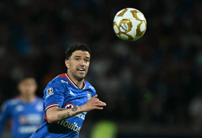Ignacio Rivero, veterano do Cruz Azul, busca a bola em jogo contra o Tigres (Foto: Carl de Souza / AFP)