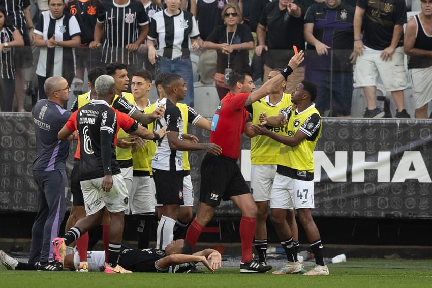 Jeffinho é expulso em meio à confusão entre jogadores de Botafogo e Corinthians (Foto: Joisel Amaral / Agif / Gazeta Press)