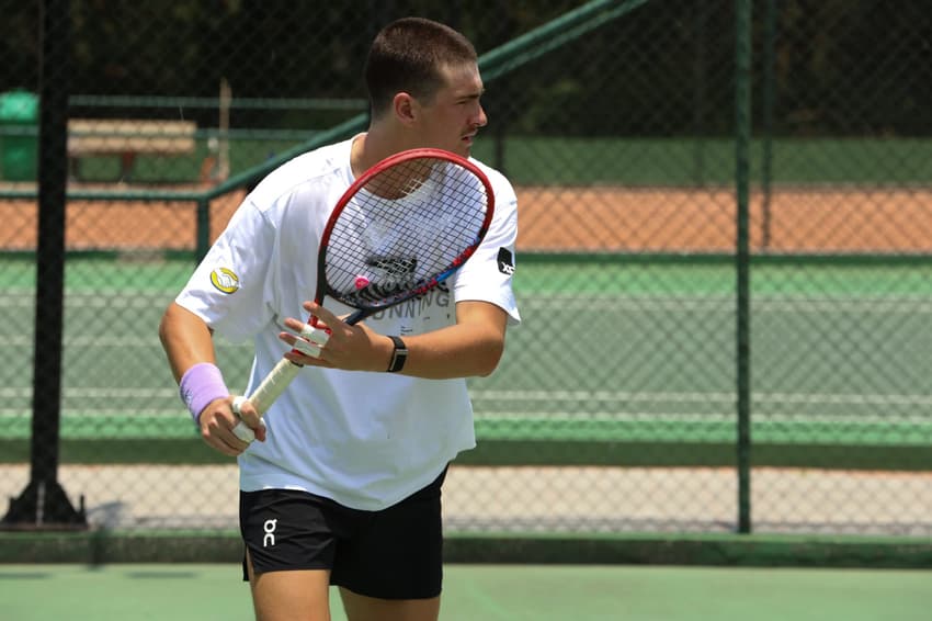 João Fonseca de cabelo raspado na Yes Tennis (Foto: Divulgação/Mercado Livre)