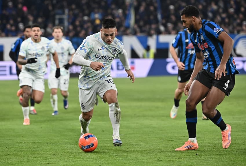Jogadores da Inter de Milão e Atalanta em disputa pela bola (Foto: Isabella Bonotto/AFP)