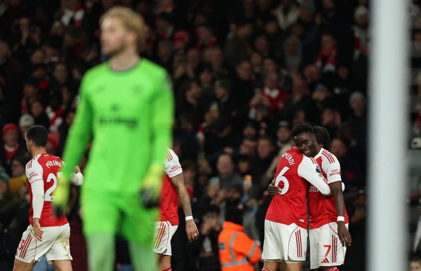 Jogadores do Arsenal comemorando gol (Foto: Adrian Dennis/AFP)
