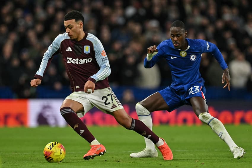 Jogadores do Aston Villa e Chelsea em duelo (Foto: Glyn Kirk/AFP))