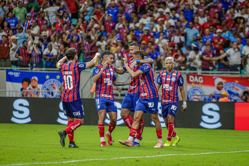 Jogadores do Bahia celebram gol sobre o Sport na Arena Fonte Nova