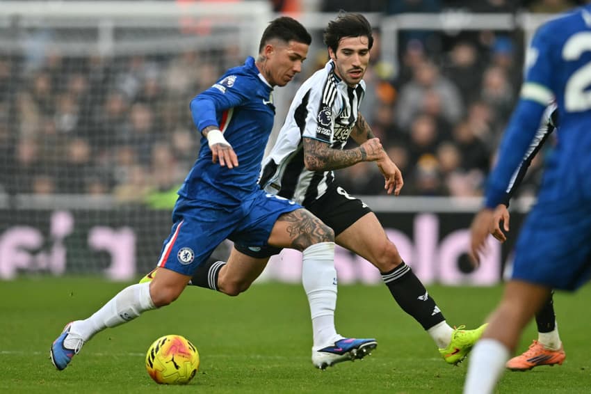 Jogadores do Chelsea e Newcastle em ação na Premier League (Foto: Andy Buchanan/AFP)