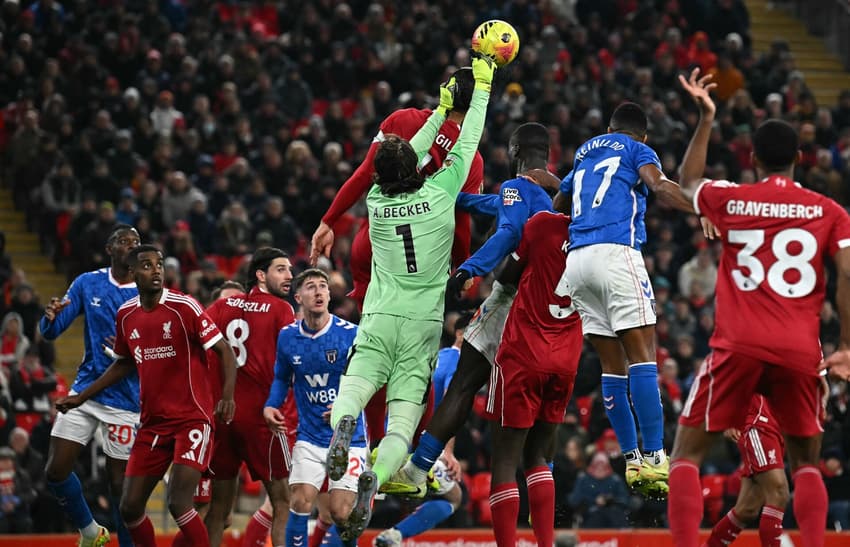 Jogadores do Liverpool e Sunderland no duelo pela bola, na Premier League (Foto: Paul Ellis/AFP)