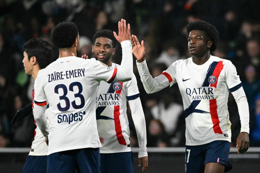 Jogadores do PSG comemoram gol marcado sobre o Metz, pela Ligue 1