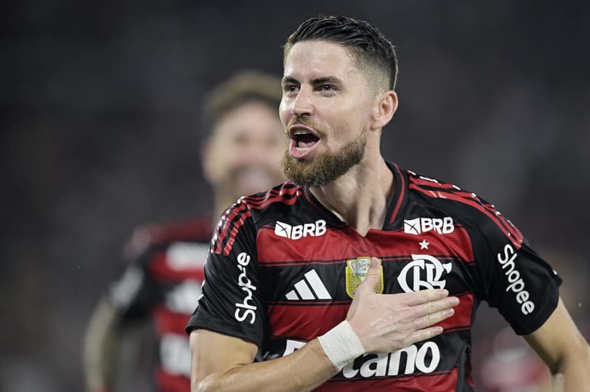 Jorginho, do Flamengo, comemora gol; volante ex-Chelsea e Arsenal é figura conhecida no México (Foto: Alexandre Loureiro / Agif / Gazeta Press)