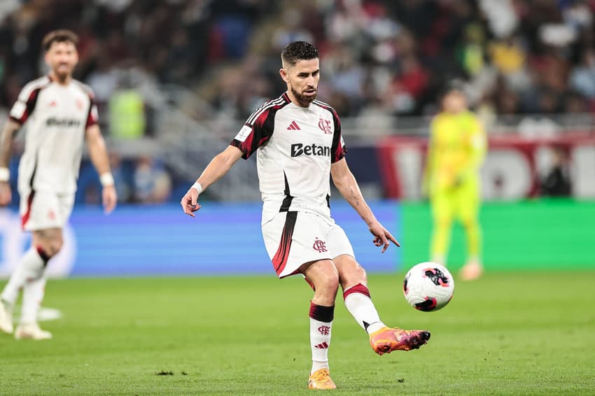 Jorginho em ação contra o PSG; volante logo virou maestro do Flamengo de Filipe Luís (Foto: Gilvan de Souza/Flamengo)