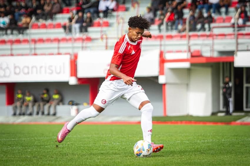 João Kempes, guri do sub-17 do Internacional