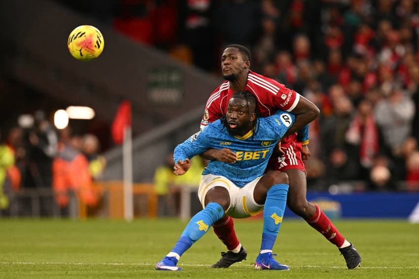 Konaté marca Arokodare em Liverpool x Wolverhampton, pela Premier League