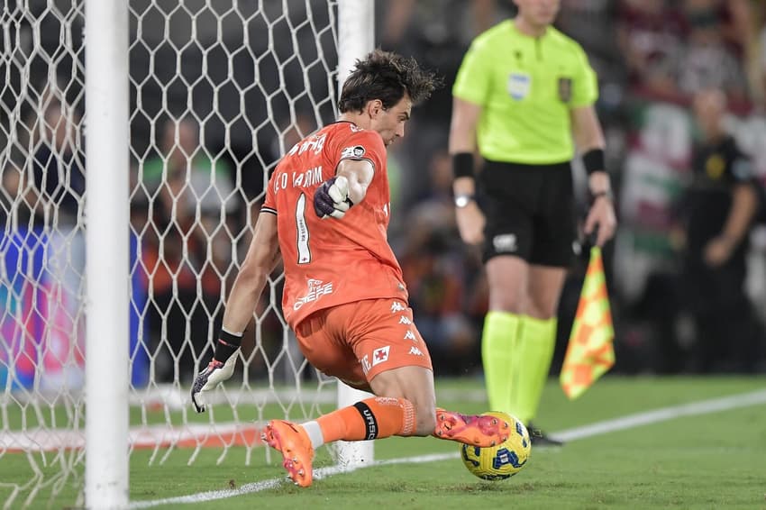 Léo Jardim defende pênalti de Canobbio, do Fluminense, e assegura classificação do Vasco para final dda Copa do Brasil (Foto: Thiago Ribeiro / AGIF / Gazeta Press)