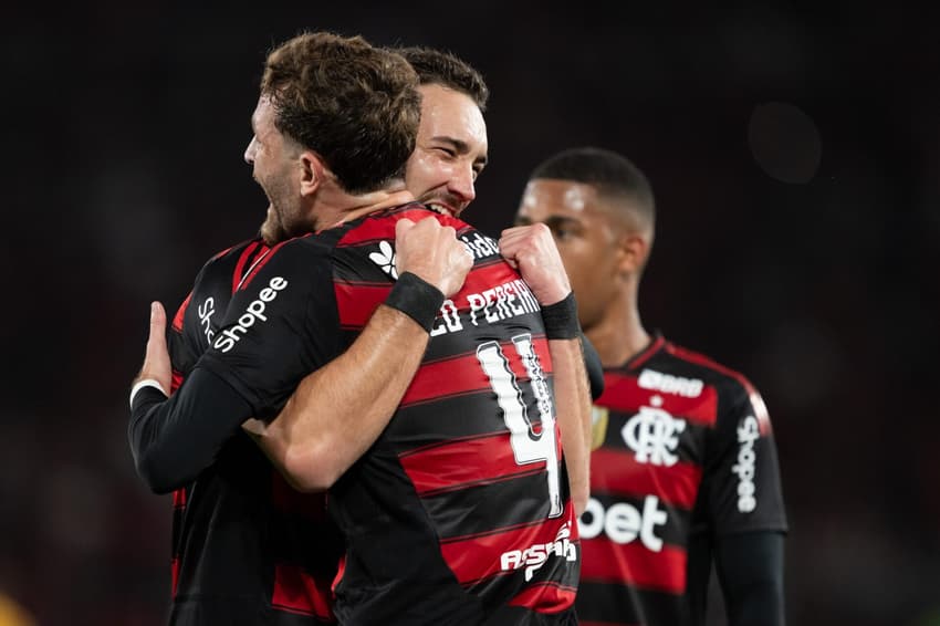Léo Ortiz e Léo Pereira, dupla de zaga titular do Flamengo, se abraça (Foto: Jorge Rodrigues / AGIF / Gazeta Press)
