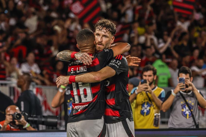 Léo Pereira, recordista de jogos entre os jogadores de linha do Flamengo, abraça Samuel Lino após gol do atacante contra o Ceará (Foto: Mauro Silva / MyPhoto Press / Gazeta Press)