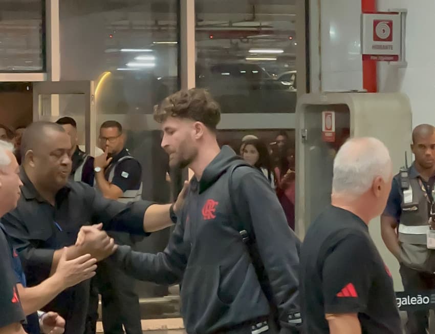 Léo Pereira, do Flamengo, desembarca no Rio