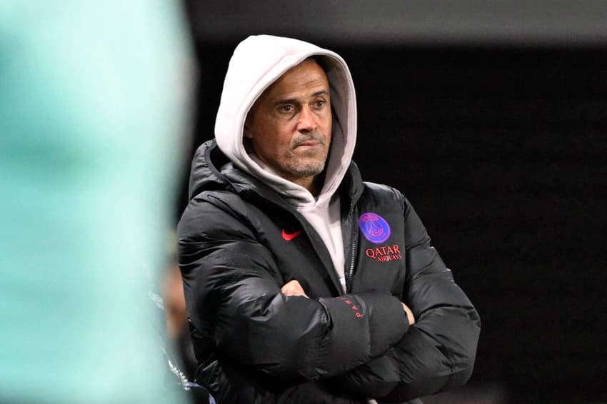 Luis Enrique observa jogo entre PSG e Metz, pela Ligue 1