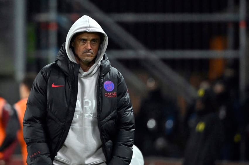Luis Enrique observa o jogo entre PSG e Metz, pelo Campeonato Francês