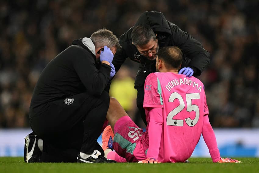 recebe atendimento médico em partida entre Manchester City e Leeds United, pela Premier League (Foto: Oli SCARFF / AFP)