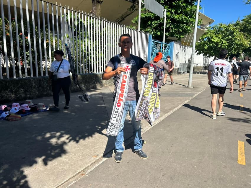 Vendedor no entorno do Maracanã vendendo faixas do Vasco bicampeão da Copa do Brasil
